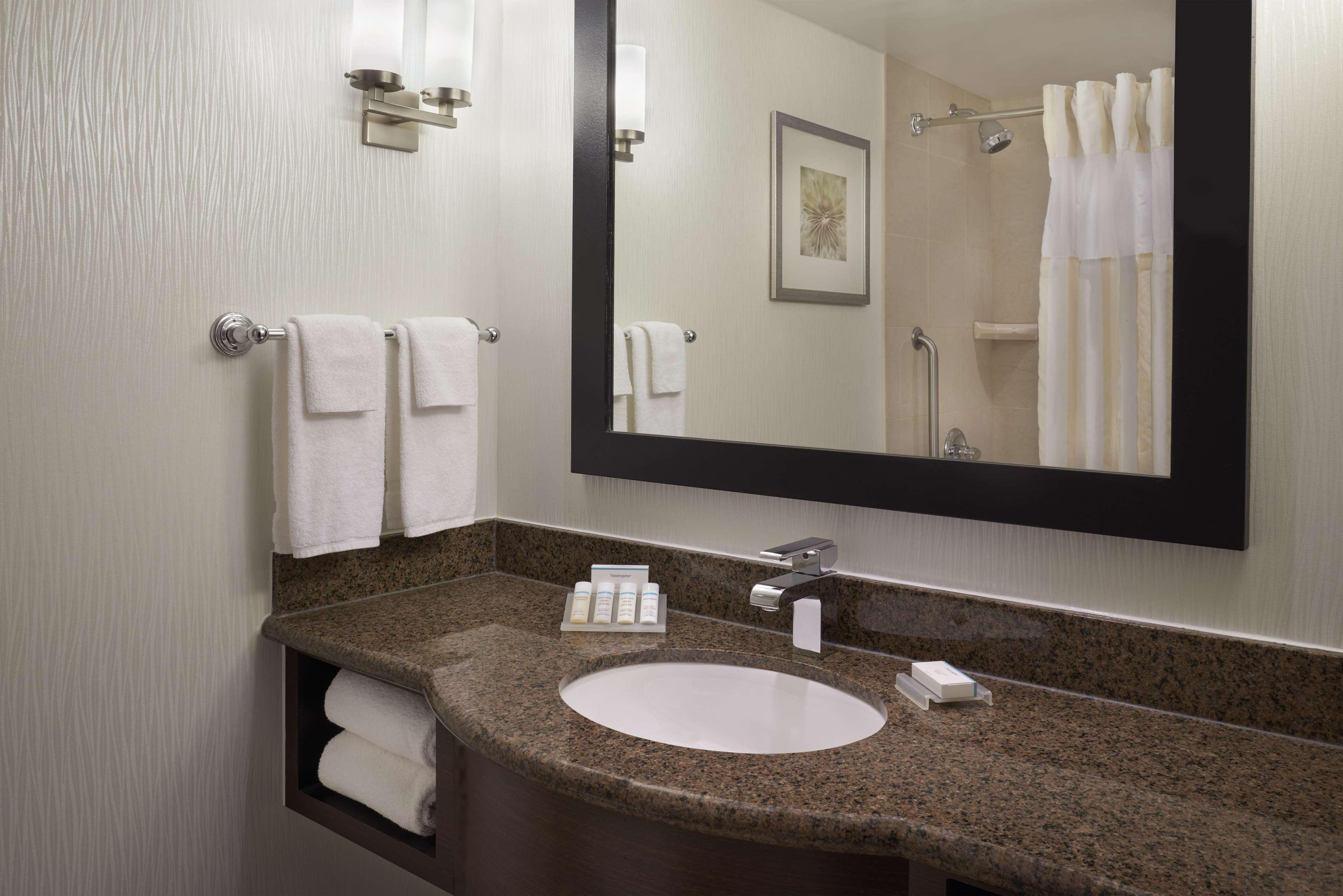 Hilton Garden Inn Toronto Airport West/Mississauga Ngoại thất bức ảnh